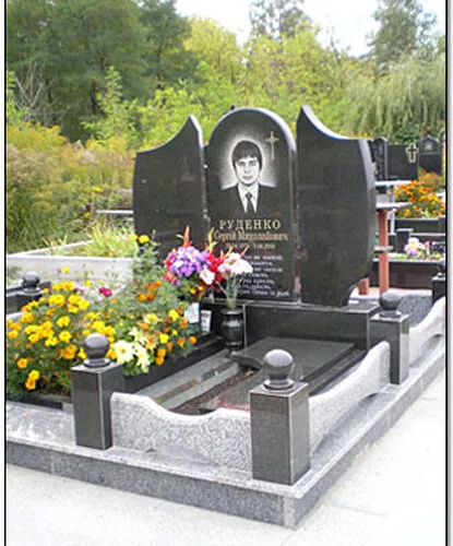 Памятники Мемориальные комплексы на кладбище