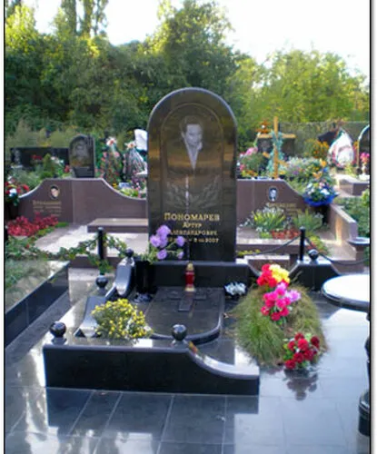 Памятники Мемориальные комплексы на кладбище