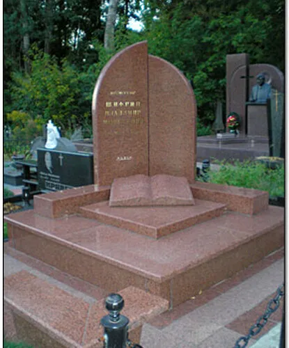 Памятники Мемориальные комплексы на кладбище