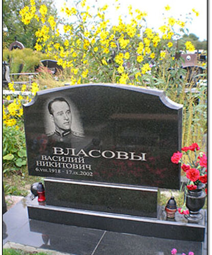 Памятники Памятники для троих