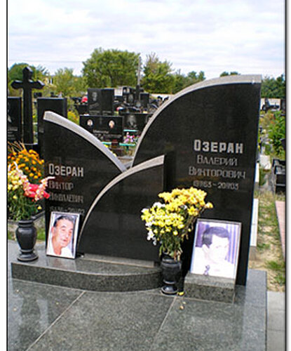 Памятники Памятники для троих