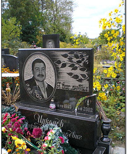 Памятники Памятники для троих