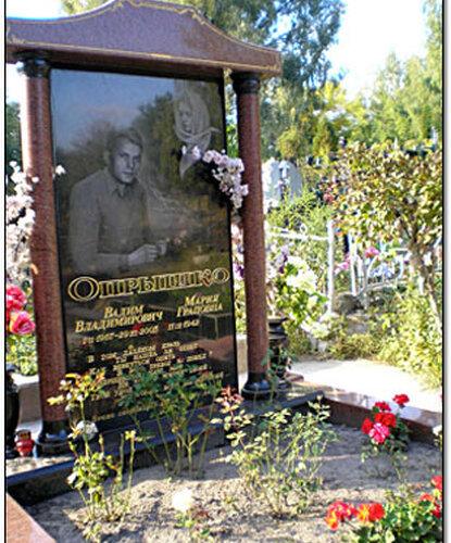 Памятники Памятники для троих